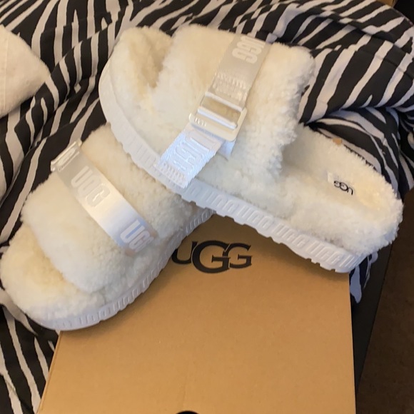 NEW UGG SLIPPERS - Picture 2 of 2